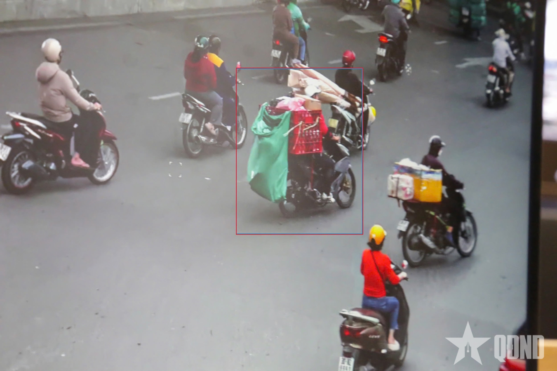 Hà Nội: Loạt shipper che khuất biển số “né” camera AI bị Cảnh sát giao thông xử lý